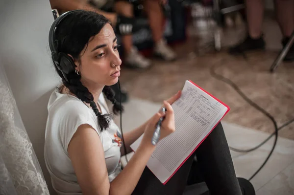 Achter Schermen Geluidsdirecteur Technicus Met Headset Zijn Hoofd Schrijven Geluid — Stockfoto