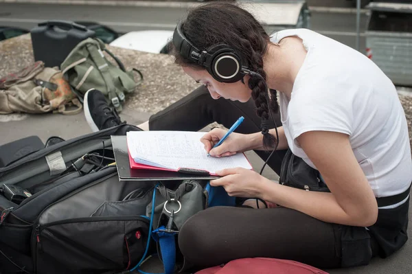 Achter Schermen Geluidsdirecteur Technicus Met Headset Zijn Hoofd Schrijven Geluid — Stockfoto