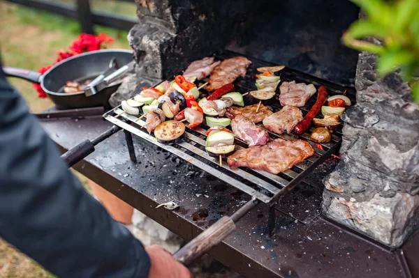 Man Koken Vlees Barbecue Grill Bbq Partij Zomer Tuin Voedsel — Stockfoto