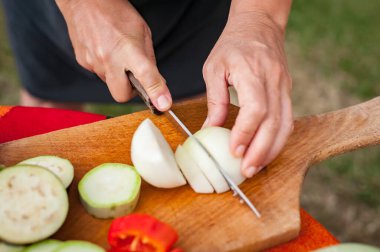 Sebze salatası. Kadın arka bahçedeki masada yemek hazırlıyor. Vejetaryen yemeği yapıyorum.