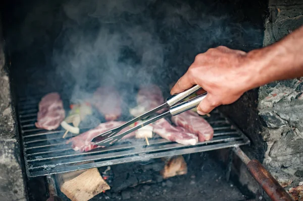 Barbacoa Hombre Campo Quema Ramas Secas Para Hacer Carbón Listo — Foto de Stock