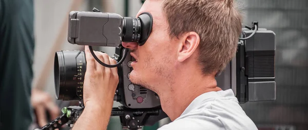 Nos Bastidores Cameraman Filmando Cena Filme Com Sua Câmera Set — Fotografia de Stock