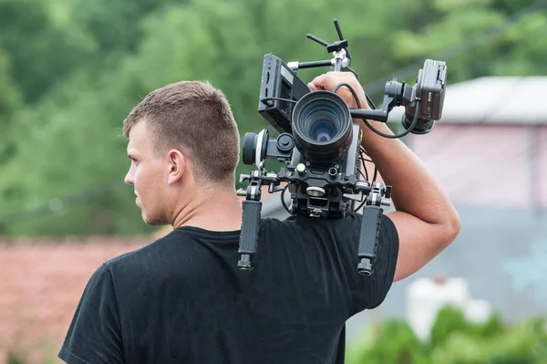 Nos Bastidores Cameraman Com Sua Câmera Set Livre Videógrafo Segurar — Fotografia de Stock