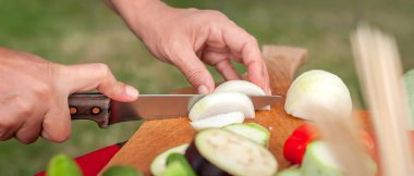 Sebze salatası. Kadın arka bahçedeki masada yemek hazırlıyor. Vejetaryen yemeği yapıyorum.