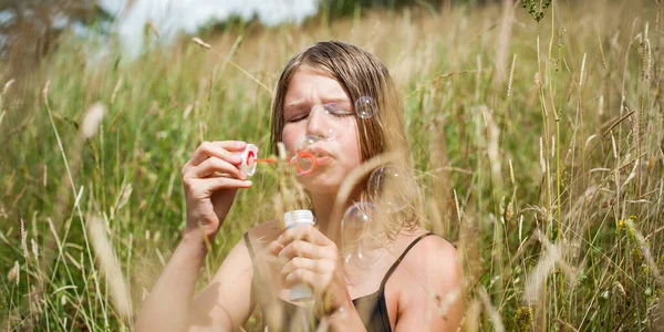 Chica Haciendo Burbujas Jabón Aire Libre Verano Infancia Concepto Estilo —  Fotos de Stock