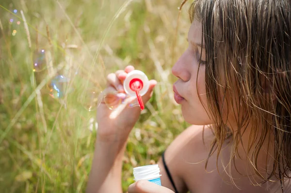 Chica Haciendo Burbujas Jabón Aire Libre Verano Infancia Concepto Estilo —  Fotos de Stock