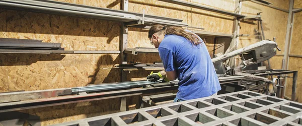 Lavoratore Artigiano Che Lavora Sulla Struttura Acciaio Fabbrica Fabbricazione Lavorazione — Foto Stock