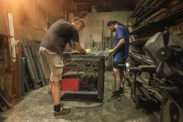 Zwei Handwerker Arbeiten Einer Stahlkonstruktion Der Fabrik Teamarbeit — Stockfoto