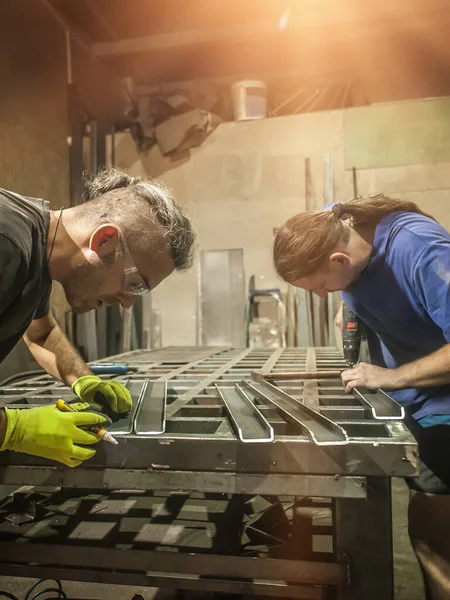 Dos Artesanos Trabajando Estructura Acero Fábrica Fabricación Trabajo Equipo —  Fotos de Stock