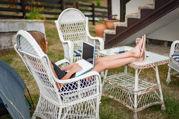 Portret Van Mooi Gericht Meisje Zittend Tuinstoel Met Laptop Smartphone — Stockfoto