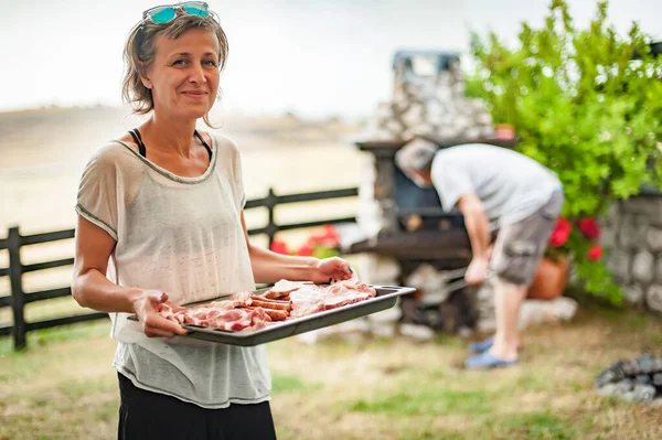 Bbq Grillen Feestje Gelukkige Vrienden Met Een Barbecue Achtertuin Vlees — Stockfoto