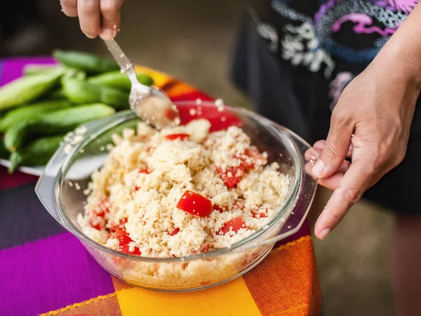 Beredningsgrönsakssallad Kvinna Förbereder Mat Bordet Bakgården Lagning Vegetarisk Mat — Stockfoto