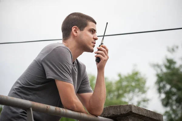 Színfalak Mögött Filmrendező Producer Walkie Talkie Szervezi Forgatás Helyszínen Filmkészítés — Stock Fotó