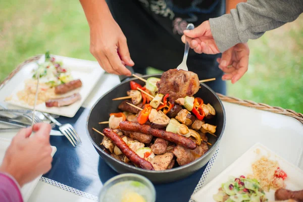 Bbq Grillen Feestje Close Van Mensen Handen Nemen Barbecue Gegrilde — Stockfoto