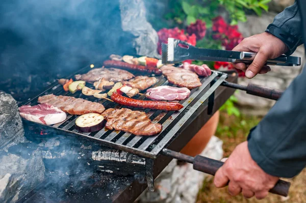 Adam Yaz Bahçesinde Barbekü Partisinde Pişiriyor Yiyecek Insan Aile Zaman — Stok fotoğraf