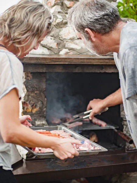 Bbq Grillen Feestje Een Paar Tuin Maken Barbecue Grill Voedsel — Stockfoto