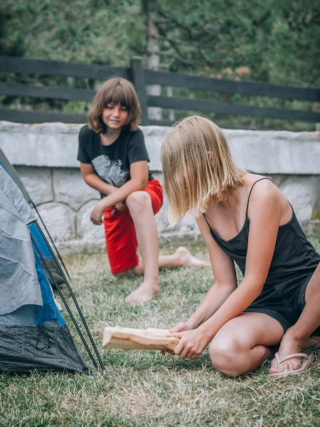 Los Adolescentes Naturaleza Bosque Instalan Una Tienda Campaña Excursión Verano — Foto de Stock