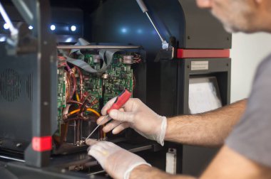 Elektrik mühendisinin kapağı elektrik kablolarıyla çalışıyor. Kurulum denetimi. Elektrik ekipmanları