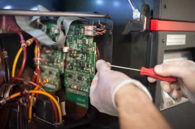 Elektrik mühendisinin kapağı elektrik kablolarıyla çalışıyor. Kurulum denetimi. Elektrik ekipmanları