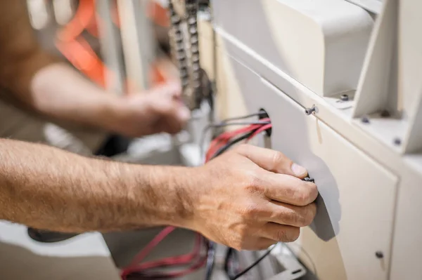 Zbliżenie Inżyniera Elektryka Pracuje Kablami Elektrycznymi Kontrola Instalacji Urządzenia Elektryczne — Zdjęcie stockowe