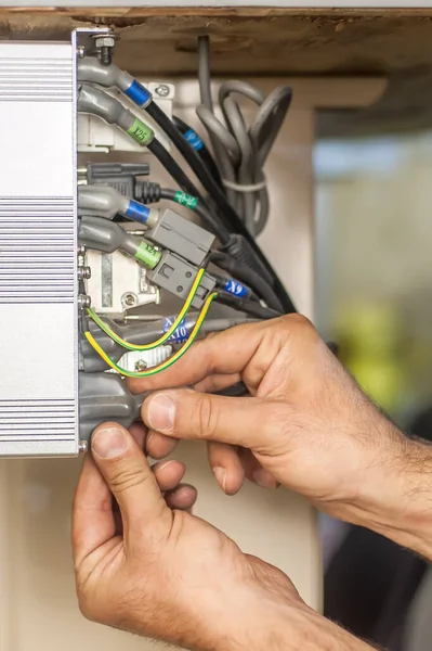 Primer Plano Del Ingeniero Electricista Trabaja Con Cables Eléctricos Inspección —  Fotos de Stock