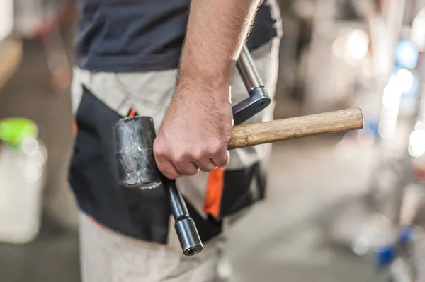 Primer Plano Del Ingeniero Electricista Trabaja Con Cables Eléctricos Inspección — Foto de Stock