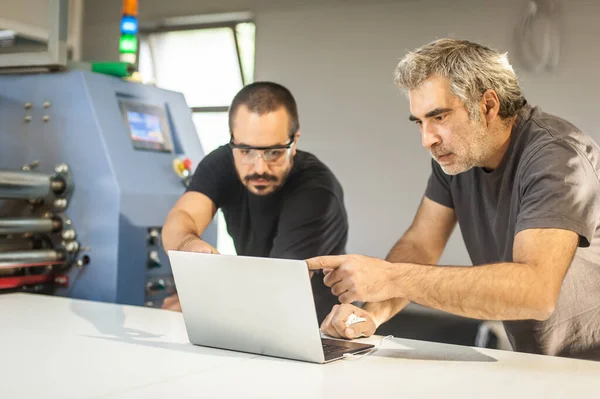 Dos Técnicos Mantenimiento Servicio Campo Técnico Electricista Inspeccionar Controlar Hardware — Foto de Stock