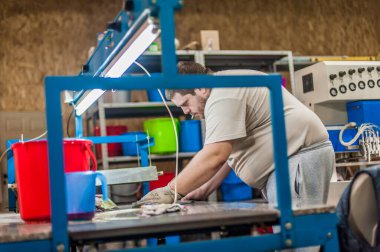 Fabrika üretim işyerinde çalışan profesyonel işçi teknisyen. Endüstriyel çalışma süreci