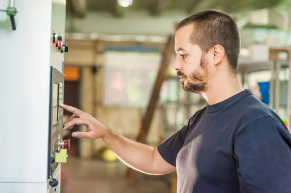 Vista Detallada Cerca Del Trabajo Profesional Del Maquinista Técnico Del — Foto de Stock