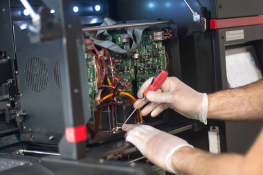 Elektrik mühendisinin kapağı elektrik kablolarıyla çalışıyor. Kurulum denetimi. Elektrik ekipmanları