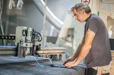 Saha bakım mühendisi teknisyen elektirikçi kontrol ve kontrol makine donanım ve yazılım sistemi dizüstü bilgisayar ile. Elektrik kurulumu