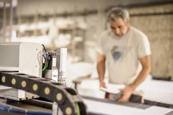 Tovární Dělník Pracuje Velkém Cnc Digitálním Frézovacím Stroji Pro Řezání — Stock fotografie