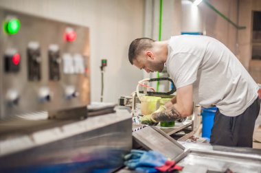 Fabrika üretim işyerinde çalışan profesyonel işçi teknisyen. Endüstriyel çalışma süreci