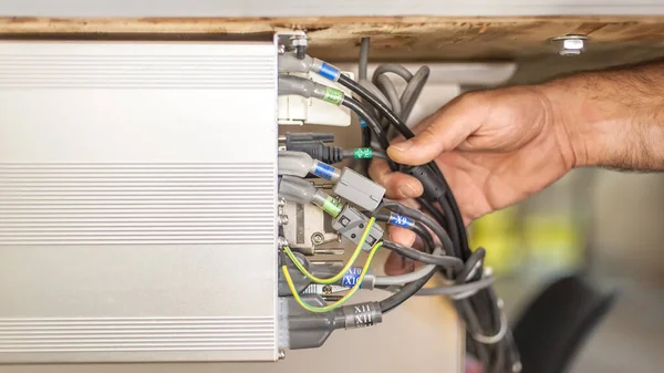 Villamosmérnök Közelről Elektromos Kábelekkel Dolgozik Beszerelési Ellenőrzés Elektromos Berendezések — Stock Fotó