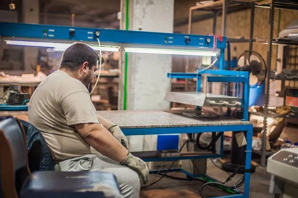 Profesionální Dělnický Technik Pracuje Výrobním Pracovišti Průmyslový Pracovní Proces — Stock fotografie