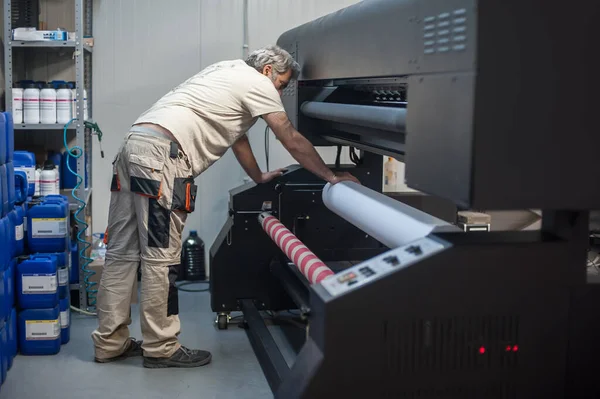 Operatore Tecnico Cambia Rotolo Carta Sulla Grande Stampante Industriale Premium — Foto Stock