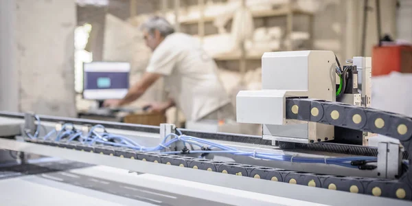 Fabriek Arbeider Technicus Werkt Grote Cnc Digitale Snijmachine Voor Het — Stockfoto