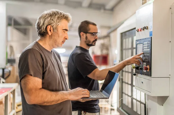 Dos Técnicos Mantenimiento Servicio Campo Técnico Electricista Inspeccionar Controlar Hardware — Foto de Stock