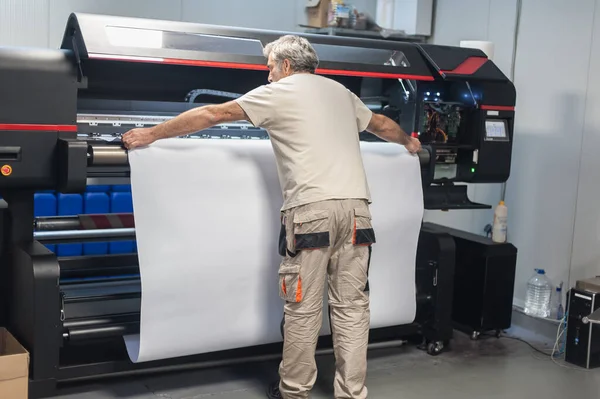 Operador Trabalhador Técnico Trabalha Grande Impressora Industrial Premium Máquina Plotter — Fotografia de Stock