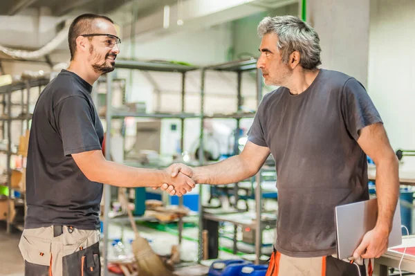 Dois Técnicos Engenharia Manutenção Serviço Campo Apertando Mãos Fazer Negócio — Fotografia de Stock
