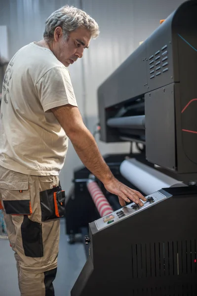 Operatore Tecnico Cambia Rotolo Carta Sulla Grande Stampante Industriale Premium — Foto Stock