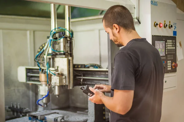 Ingeniero Técnico Operando Con Fresadora Cnc Máquina Grabado Metal Taller —  Fotos de Stock