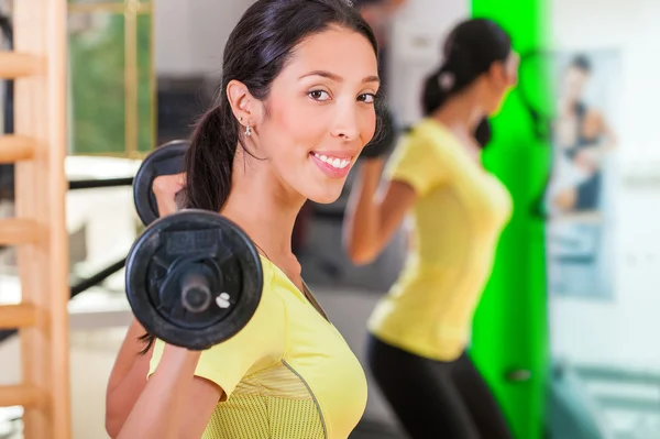 Jolie jeune femme pratiquant dans la salle de gym — Photo