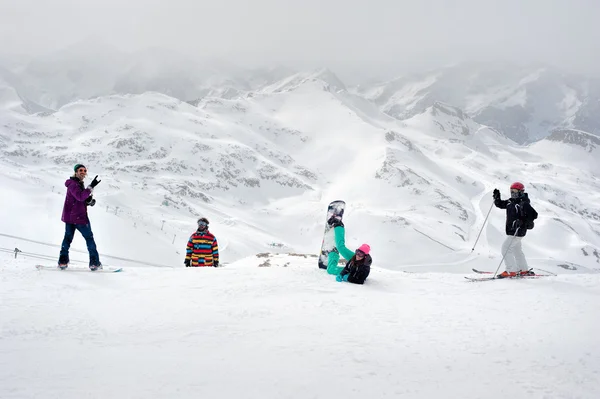 Happy snowboarders and skiers enjoy on top of mountain — Stock Photo, Image