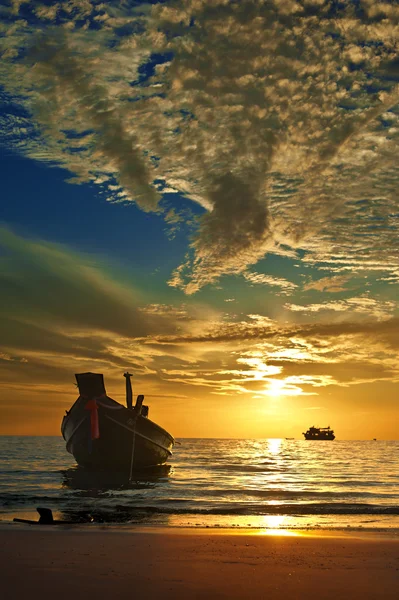 Small thai boat at tropical sunset — Stock Photo, Image