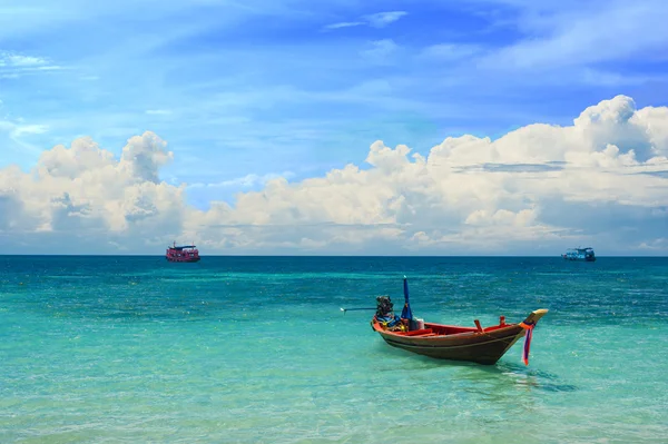 Petit bateau taxi dans la mer tropicale — Photo