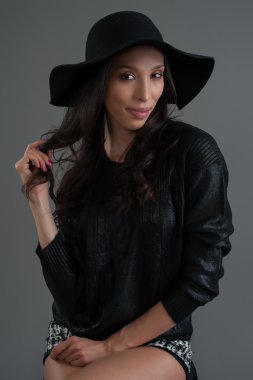 İspanyol moda model stüdyoda poz