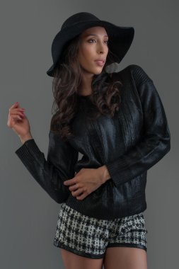 İspanyol moda model stüdyoda poz