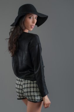 İspanyol moda model stüdyoda poz