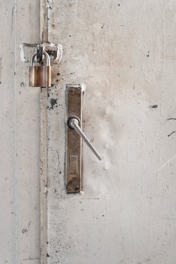 Bir asma kilit ile paslı metal kapı